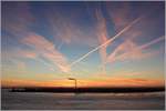 Cirruswolken und Kondensstreifen schmücken den abendlichen Himmel über Nordenham-Blexen. 27.11.2016