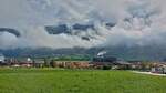 Tiefhängendes wolkenband an den Gerbirgshängen bei Fügen im Zillertal, aufgenommen bei einer Busfahrt nach Jenbach. 08.2024