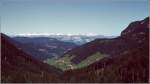 Vom Rosengarten geht hier der Blick bei excellenter Fernsicht über das Tierser Tal hinweg bis zur ca. 80 km entfernten Ortler-Gruppe. Scan eines Dias vom Anfang der 1980er Jahre.