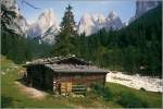 Die Almhütte am Rechten Leger im Tschamintal der Rosengartengruppe lädt zur Rast ein. Scan eines Dias vom Sommer 1984.