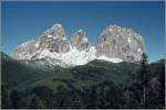 Die Langkofelgruppe in den Dolomiten. Von links: Plattkofel (2.969 m), Grohmannspitze (3.126 m) und Langkofel (3.181 m). Scan eines Dias vom Anfang der 1980er Jahre.