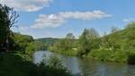 Blick von dem Wanderweg am Ausgang von Echternach über den Grenzfluss Sauer auf die Fußgängerbrücke von Echternach (L) nach Echternacherbrücke (D). 10.05.2024