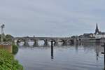 Blick vom Ufer der Maas in Maatricht, über die Maas zu Tal mit der Sint Servaasbrug an deren Ende die Durchfahrt für die großen Schiffe. 07.2024