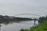 Blick vom Ufer der Maas in Maatricht, über die Maas zu Berg mit der Hoge Brug.