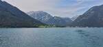 Mit dem Schiff über den Achensee, Blick auf Pertisau über den See, nahe dem Anleger Buchau.