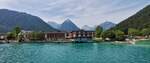 Mit dem Schiff über den Achensee, vor kurzem vom Anleger abgelegt, blick auf die Berge nahe Pertisau. 22.08.2024