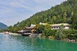 Schifffahrt über den Achensee, das Schiff hat am Anleger Scholastika / Achenkirch angelegt, setzt nach kurzem Halt die Fahrt fort.