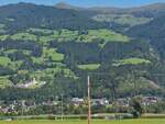 Bergregionen im Zillertal, aufgenommen aus dem Zug der Zillertalbahn.