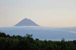 Azoren-Insel Pico, von der Nachbarinsel Sao Jorge aus gesehen. 17.07.2024