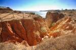 Die Schlucht am Praia de Alvor. Ein typisches Foto von der portugiesischen Algarveküste. Aufnahme: Juli 2010.