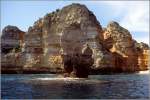 Die Felsklippen der Ponta da Piedade an der Algarve bei Lagos sind von oben als auch vom Wasser äußerst faszinierend. Scan eines Dias von 1996.