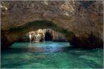 Die Felsklippen der Ponta da Piedade an der Algarve bei Lagos sind von oben als auch vom Wasser äußerst faszinierend. Scan eines Dias von 1996.