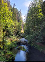 Südlich von Mezná (CZ) fließt die Kamnitz (Kamenice). Durch die malerische Lage zwischen Felsen bildet sie drei Klammen. Die nächstgelegene von hier aus ist die Wilde Klamm (Divoká soutěska).

🕓 18.8.2024 | 11:31 Uhr