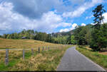 Auf dem Weg zum Schauenstein (Šaunštejn), einer in der Bildmitte platzierten Felsenburg nördlich von Vysoká Lípa (CZ).